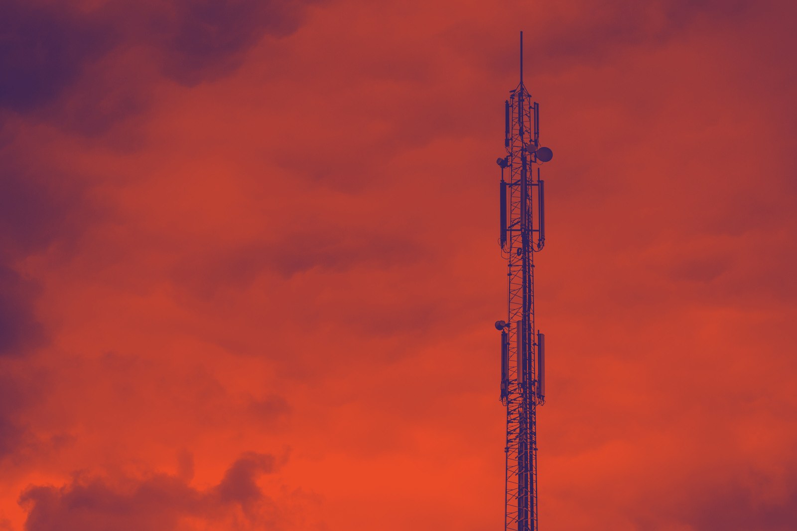 Sendemast vor dramatischem Wolkenhimmel